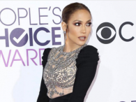 Jennifer Lopez seksownie w białej sukni